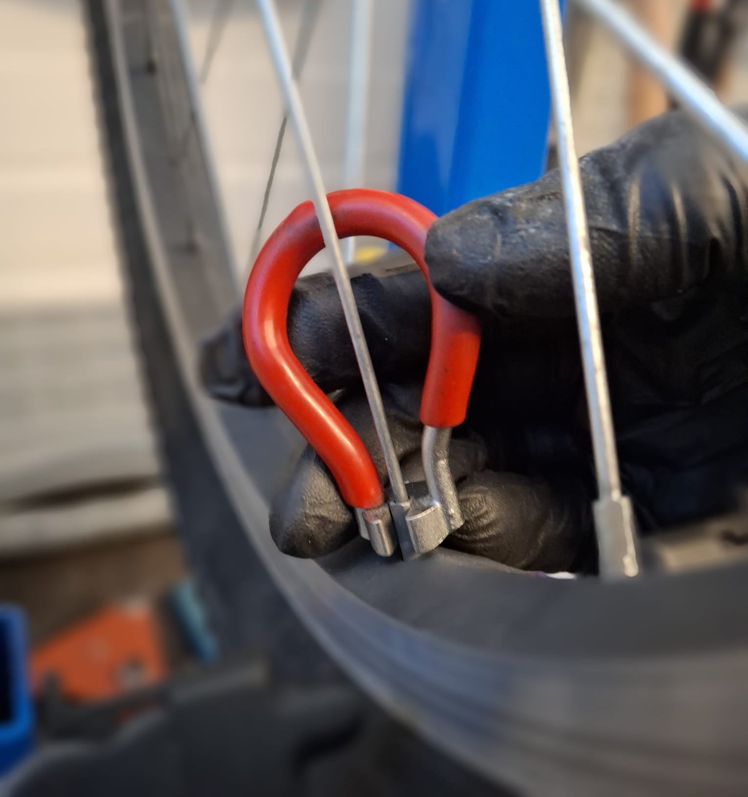 Miksi pyörän vanne menee vinoon?